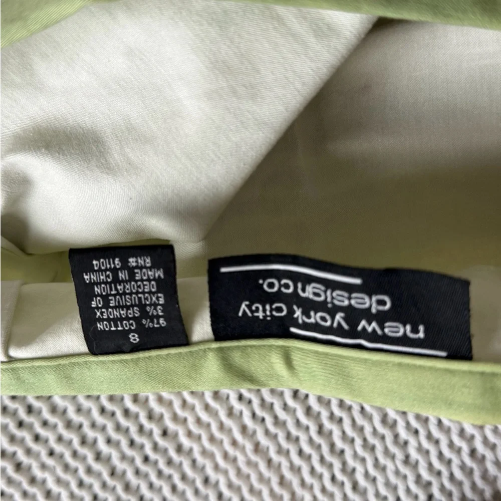 NWT New York city design co. Womans skirt knee length. Green city. Side zip,